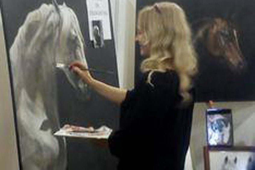 painting horse demonstration by artist Pippa Elton